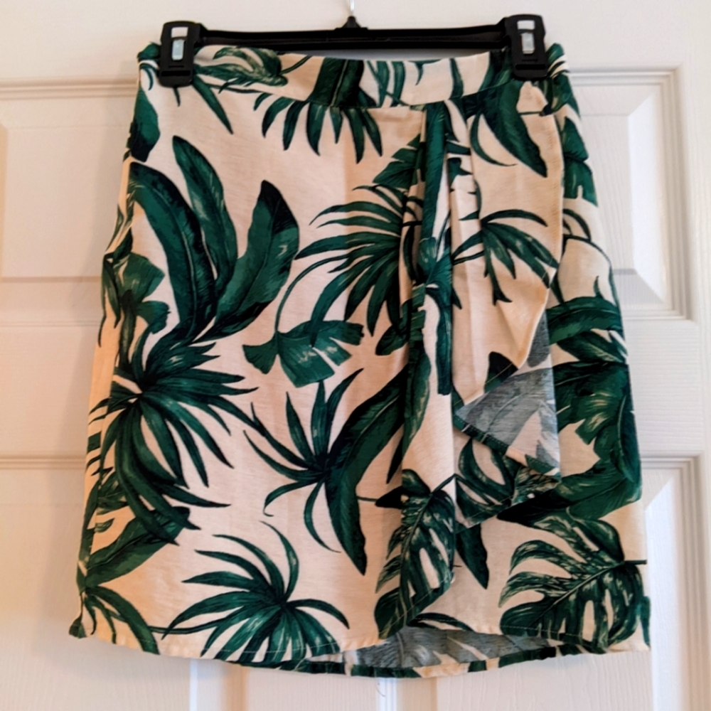 H&M tropical leaf print mini skirt green and cream sz 4 EUC